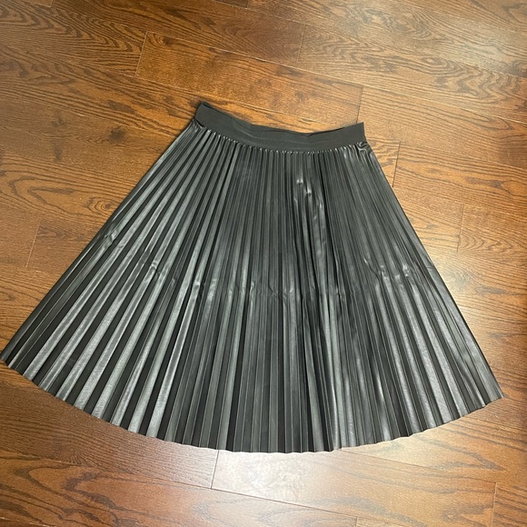 Joe Fresh Large Black Faux Leather Pleated Midi Skirt 🖤✨ - Picture 1 of 8